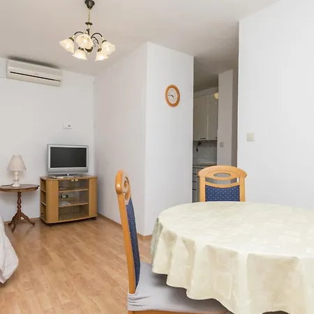 Apartment Marica Omis